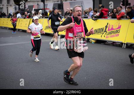 London, Großbritannien. 03. April 2022. Die Teilnehmer nehmen am London Landmarks Half Marathon durch Westminster und die City Teil. Londons zentraler Halbmarathon durch Westminster und die City zog eine große Menge Läufer und Zuschauer an einigen der berühmten Wahrzeichen Londons vorbei. Kredit: SOPA Images Limited/Alamy Live Nachrichten Stockfoto