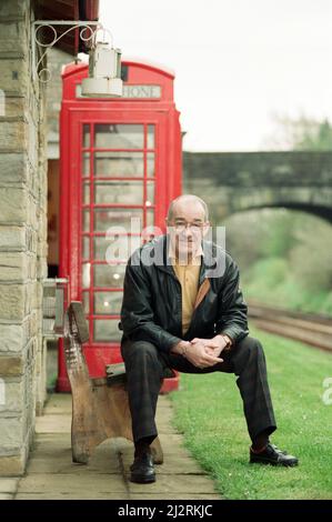 Jim Bowen bei der Eisenbahn, die an seinem Haus in Arkholme, Lancashire, vorbeifährt. 9.. April 1993. Stockfoto