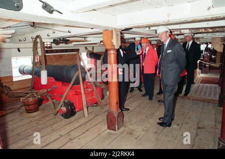 Königin Elizabeth II und Prinz Philip besuchen Hartlepool Marina. Im Bild besucht der Herzog die HMS Trincomalee. 18. Mai 1993. Stockfoto