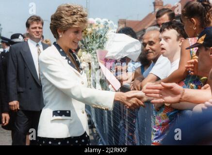 Prinzessin Diana besucht Wales, Mittwoch, den 30.. Juni 1993. Unser Bild Zeigt ... Prinzessin Diana trifft sich mit Mitgliedern der Öffentlichkeit, Ty Coch Road, Cardiff. Stockfoto