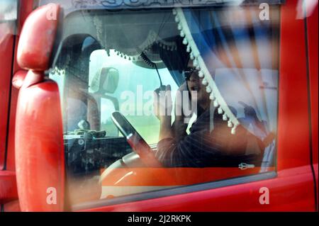 Italien, 28/11/2011: LKW-Fahrer auf der Autobahn. © Andrea Sabbadini Stockfoto