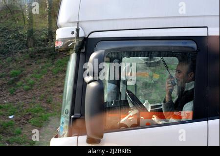 Italien, 28/11/2011: LKW-Fahrer auf der Autobahn. © Andrea Sabbadini Stockfoto