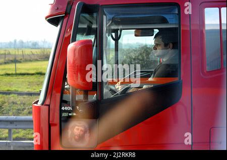 Italien, 28/11/2011: LKW-Fahrer auf der Autobahn. © Andrea Sabbadini Stockfoto