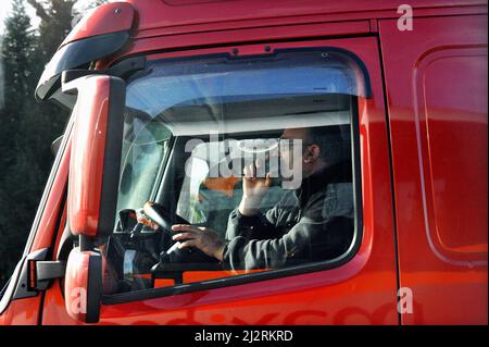 Italien, 28/11/2011: LKW-Fahrer auf der Autobahn. © Andrea Sabbadini Stockfoto