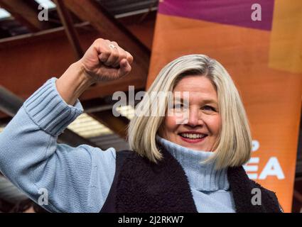 Toronto, Ontario/Kanada - 3. April 2022: Andrea Horwath, die offizielle Oppositionsführerin von Ontario, legt ihre Faust auf und schwört, allen Menschen eine allgemeine Berichterstattung über die psychische Gesundheit zu bieten, wenn ihre Partei die nächsten Provinzwahlen gewinnt, wenn die Wahlkampfplattform in der Maurerfabrik von Evergreen angekündigt wird Stockfoto