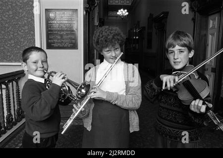 Kirklees Primary School Music Festival - Hunderte von Kirklees Primary Schoolkindern werden am nächsten oder zweiten Tag auf der Rathausplattform gesehen und gehört. Etwa 450 waren gestern Abend auf der Bühne und eine weitere ähnliche Anzahl wird ihre Plätze einnehmen, um das gepackte Publikum sowohl heute Abend als auch morgen Abend zu unterhalten. Etwa 40 Schulen nehmen Teil und neben dem Gesang gibt es Musikstücke sowie eine Orchester- und Blockflötengruppe. Kinder bei den Proben abgebildet. 12. Mai 1992. Stockfoto