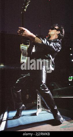 U2 Konzert, Zoo TV Tour, Cardiff Arms Park, Cardiff, Wales, Mittwoch, 18.. August 1993. Unser Bild zeigt ... Sänger Bono auf der Bühne. Stockfoto