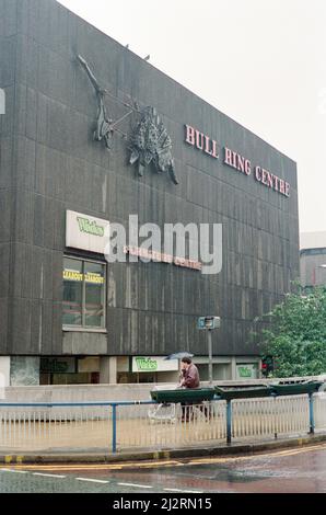 Gesamtansicht des Einkaufszentrums Bull Ring in Birmingham, mit einer der Stierskulpturen an der Außenseite des Gebäudes, die während eines Sturms beschädigt wurde. Das Schild befindet sich auf der Zufahrtsstraße zur New Street Station. 11.. Juni 1993. Stockfoto