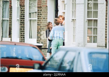 Prinzessin Diana besucht Freundin Carolyn Bartholmew, ehemalige Mitbewohnerin, am Mittwoch, den 10.. Juni 1992 in London. Carolyn Bartholmew trug zu einem umstrittenen Buch über Dianas Ehe bei. Carolyn erzählte, wie Diana an der Schlankheitskrankheit Bulimia nervosa und ihrem verzweifelten Unglück litt. Aber die Prinzessin gab ihr mit einem Kuss ein Gütesiegel. Diana sagte der Welt klar: „Ich stimme allem zu, was sie getan hat.“ Die Presse wurde ein Trinkgeld gegeben, damit sie die emotionale Szene der letzten Nacht erleben konnten. Diana verbrachte eine Stunde mit Carolyn, ihrem Mann William und ihrem Sohn Jack. Stockfoto