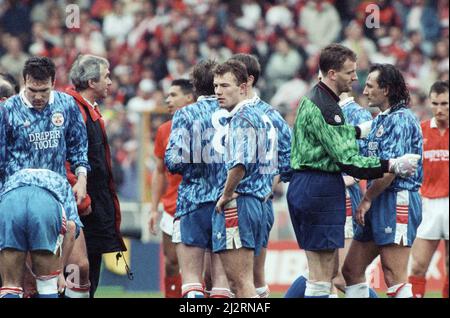 Nottingham Forest gegen Southampton Zenith Data Cup Finale bei Wembley 1992. Nottingham Forest gewann 3-2 nach zusätzlicher Zeit mit zwei Toren von Scot Gemmill und einem von Kingsley Black. Der Zenith Data Systems Cup lief nach der Katastrophe im Heysel-Stadion nur etwa 7 Jahre (1985 - 1992), als alle englischen Clubs aus Europa verbannt wurden.(Bild) Extra Time mit den Ergebnissen von 2-2 Alan Shearer (Mitte). 29.. März 1992 Stockfoto