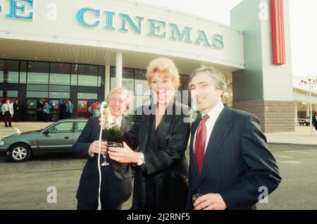 The Showcase Cinemas, eröffnet von der Schauspielerin Leslie Easterbrook, die vor allem für ihre Rolle als Officer Debbie Callahan in den Filmen der Police Academy bekannt ist. Im Bild mit Ira A Korff, Chief Executive von National Amusements, der Eigentümer des Komplexes ist, und TDC-Chief Executive Duncan Hall. 1.. Juli 1993. Teesside Retail Park and Leisure Centre, aufgeteilt zwischen den Einheitsbehörden von Stockton-on-Tees (Retail Park) und Middlesbrough (Freizeitpark). Stockfoto