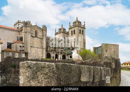 Porto, Portugal. März 2022. Blick auf die Kathedrale von Porto, eine beeindruckende religiöse Stätte aus dem 12.. Jahrhundert im Stadtzentrum Stockfoto