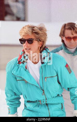 Ihre Königliche Hoheit Prinzessin Diana, die Prinzessin von Wales, genießt einen Skiurlaub in Lech, Österreich. Prinz William und Prinz Harry begleiten sie auf ihrer Reise. Bild aufgenommen am 1.. April 1993 Stockfoto