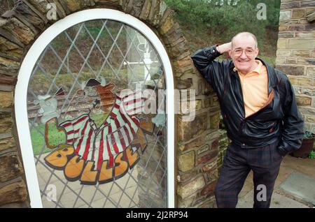 Jim Bowen bei der Eisenbahn, die an seinem Haus in Arkholme, Lancashire, vorbeifährt. 9.. April 1993. Stockfoto