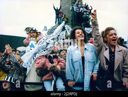 Newcastle United gewinnt die erste Division. Fans am Haymarket Reihen sich entlang der Strecke der Spieler im offenen Bus. 10. Mai 1993. Stockfoto