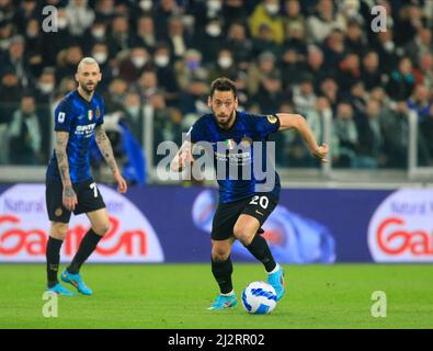 Turin, Italien. 03. April 2022. Hakan Calhanoglu von Inter während des Fußballspiels der italienischen Meisterschaft Serie A zwischen dem FC Juventus und dem FC Internazionale am 3. April 2022 im Allianz-Stadion in Turin, Italien - Foto Nderim Kaceli/DPPI Credit: DPPI Media/Alamy Live News Stockfoto