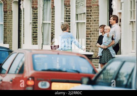 Prinzessin Diana besucht Freundin Carolyn Bartholmew, ehemalige Mitbewohnerin, am Mittwoch, den 10.. Juni 1992 in London. Carolyn Bartholmew trug zu einem umstrittenen Buch über Dianas Ehe bei. Carolyn erzählte, wie Diana an der Schlankheitskrankheit Bulimia nervosa und ihrem verzweifelten Unglück litt. Aber die Prinzessin gab ihr mit einem Kuss ein Gütesiegel. Diana sagte der Welt klar: „Ich stimme allem zu, was sie getan hat.“ Die Presse wurde ein Trinkgeld gegeben, damit sie die emotionale Szene der letzten Nacht erleben konnten. Diana verbrachte eine Stunde mit Carolyn, ihrem Mann William und ihrem Sohn Jack. Stockfoto