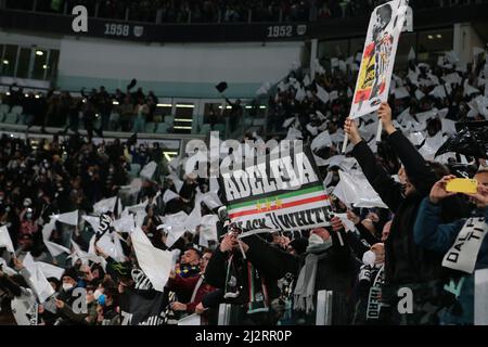 Turin, Italien. 03. April 2022. Juventus-Fans während der italienischen Meisterschaft Serie A Fußballspiel zwischen Juventus FC und FC Internazionale am 3. April 2022 im Allianz-Stadion in Turin, Italien - Foto Nderim Kaceli/DPPI Credit: DPPI Media/Alamy Live News Stockfoto