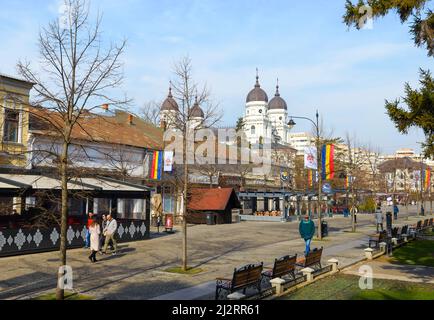 Stefan cel Mare si Sfant Boulevar Fußgängerzone mit Catedrala Mitropolitană din Iași hinter. Leben in Iasi, Rumänien. Metropolitan Cathedral . Stockfoto