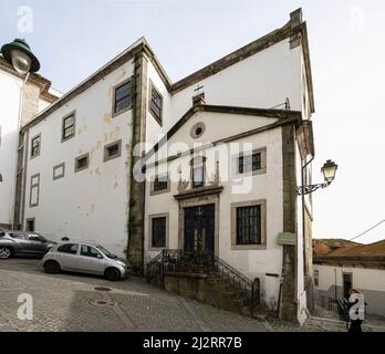 Porto, Portugal. März 2022. Blick auf die kleine Kapelle entlang des Caminho Novo steile Treppen, die durch die Gassen im Stadtzentrum führen Stockfoto