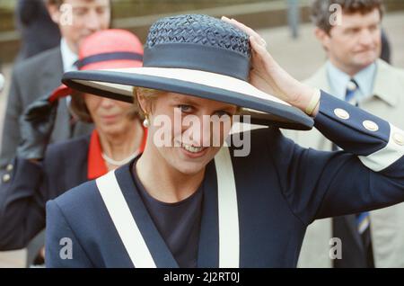 Ihre Königliche Hoheit, die Prinzessin von Wales, Prinzessin Diana und ihre Königliche Hoheit, der Prinz von Wales, besuchen Liverpool zur Schlacht am Atlantischen Dienst. Der 50.. Jahrestag der Schlacht am Atlantik. Wie man auf den Bildern sehen kann, war es ein sehr windiger Tag. ¿ Paar reiste von der königlichen Yacht Britannia, die¿ Liverpools Pier Head vertäut war, in die größte anglikanische Kathedrale der Welt zur Feier der Feierlichkeiten zu Ehren derer, die in der Seeschlacht des Zweiten Weltkriegs von 1939 bis 1945 gekämpft haben. Die Schlacht am Atlantik war die längste kontinuierliche militärische Kampagne im Zweiten Weltkrieg, die von 1939 bis zur defea lief Stockfoto