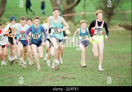 NECAA jährliche Cross-Country-Meisterschaften für Herren und Damen an der Acklam Grange School, Acklam, Middlesbrough, 11.. Dezember 1993. Die Nummer 86, J Knox von Mandale Harriers führt das Feld bergauf beim 2,5-Meilen-Rennen der Jungen. Stockfoto