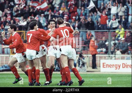 Nottingham Forest gegen Southampton Zenith Data Cup Finale bei Wembley 1992. Nottingham Forest gewann 3-2 nach zusätzlicher Zeit mit zwei Toren von Scot Gemmill und einem von Kingsley Black. Der Zenith Data Systems Cup lief erst etwa 7 Jahre (1985 - 1992) nach der Katastrophe im Heysel-Stadion, als alle englischen Clubs aus Europa verbannt wurden.(Bild) Spieler im Nottingham Forest feiern das Tor von Scot Gemmill. 29.. März 1992 Stockfoto