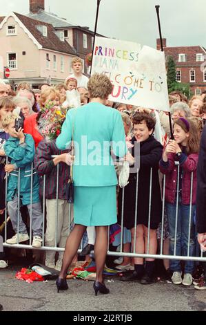 Prinzessin Diana, die Prinzessin von Wales, trifft sich mit den Einheimischen von Bury St. Edmunds, Suffolk, Auf einem Rundgang, nachdem sie einige Zeit Patienten im St. Nicholkhospiz besucht hatte.während sie im Hospiz war, sprach sie mit der Patientin Josephine Brown (68) und erklärte, wie sie ihre Söhne William und Harry nicht dazu drängen würde, zu jung königliche Pflichten zu erfüllen. Bild aufgenommen am 27.. Juli 1993 Stockfoto