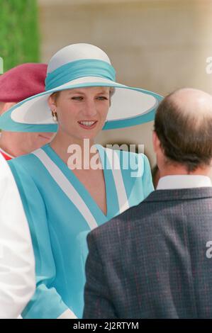 Prinzessin Diana, Prinzessin von Wales, besucht den Heliopolis-Kriegsfriedhof in Kairo, wo sie sich die Commonwealth-Kriegsgräber ansah. Sie trägt einen hellblauen und weißen Anzug mit Streichelmütze von Philip Somerville Bild aufgenommen am 15.. Mai 1992 Stockfoto