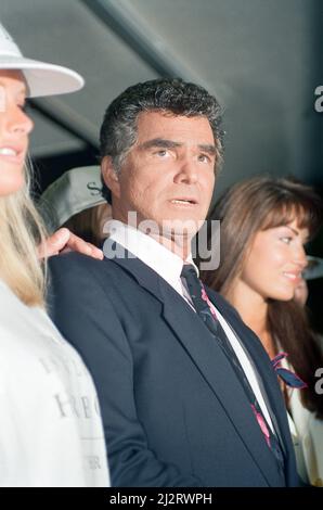 Der amerikanische Schauspieler Burt Reynolds eröffnet den Harrods Sale. 7.. Juli 1993. Stockfoto