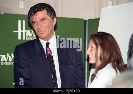 Der amerikanische Schauspieler Burt Reynolds eröffnet den Harrods Sale. 7.. Juli 1993. Stockfoto