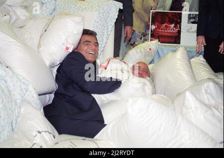 Der amerikanische Schauspieler Burt Reynolds eröffnet den Harrods Sale. Abgebildet mit Harrods-Besitzer Mohamed Al-Fayed. 7.. Juli 1993. Stockfoto