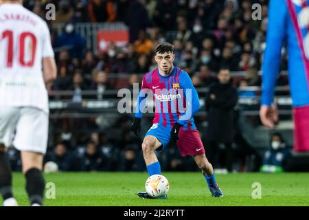 Barcelona, Spanien. 3.. April 2022; Nou Camp, Barcelona, Spanien: la Liga Fußball, FC Barcelona gegen Sevilla: 16 Pedro "Pedri" Gonzalez vom FC Barcelona im Einsatz während des La Liga Spiels gegen den FC Sevilla im Camp Nou Stadion. Kredit: Aktion Plus Sport Bilder/Alamy Live Nachrichten Stockfoto