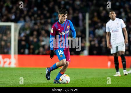 Barcelona, Spanien. 3.. April 2022; Nou Camp, Barcelona, Spanien: la Liga Fußball, FC Barcelona gegen Sevilla: 16 Pedro "Pedri" Gonzalez vom FC Barcelona im Einsatz während des La Liga Spiels gegen den FC Sevilla im Camp Nou Stadion. Kredit: Aktion Plus Sport Bilder/Alamy Live Nachrichten Stockfoto