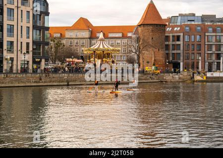 Danzig Polen März 2022 Gruppe von Sup-Surfern stehen auf Paddle-Board, Frauen stehen auf Paddeln zusammen in der Stadt Motlawa Fluss und Kanal in der Altstadt Danzig Polen. Tourismusattraktion Aktive Erholung im Freien Soziale Distanzierung Reiseziele Stockfoto