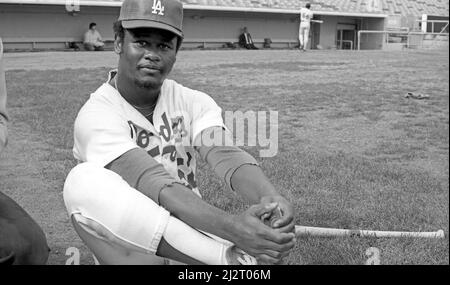 Dodger-Spieler, der sich vor einem Spiel im Dodger Stadium in Los Angeles, CA, dehnt Stockfoto