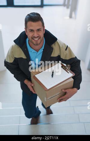 Unsere Arbeit ist erst erledigt, wenn Sie zufrieden sind. Porträt eines Kuriers, der eine Lieferung in einem Büro macht. Stockfoto