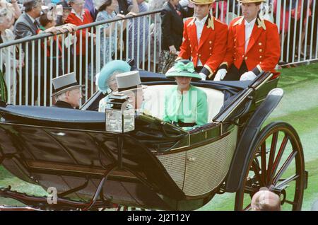 Prinzessin Diana, Prinzessin von Wales (grün abgebildet), nimmt in ihrem Wagen Ascot, Surrey, in die Waggon und sitzt neben der Königin-Mutter, die einen blauen Hut trägt. Bild aufgenommen am 16.. Juni 1992 Stockfoto