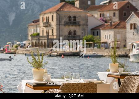 Restaurant im Freien im Dorf Perast in der Bucht von Kotor, Montenegro. Stockfoto