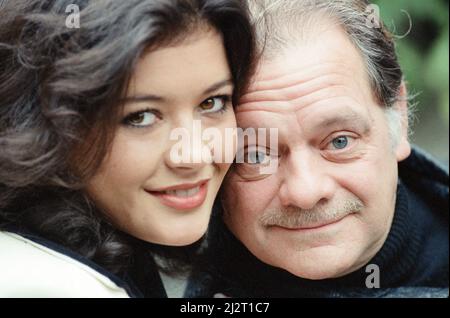 Einige der Darsteller der Fernsehserie „The Darling Buds of May“, die beim Start der zweiten Serie abgebildet wurde. Im Bild Catherine Zeta Jones (Mariette) und David Jason (Pop Larkin). 17.. Januar 1992. Stockfoto