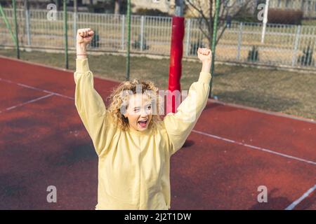 Aufgeregt junge blonde Hipster Frau feiert ihren Sieg nach dem Werfen der Basketball-Ball in den Ring Medium Schuss Kopie Raum . Hochwertige Fotos Stockfoto