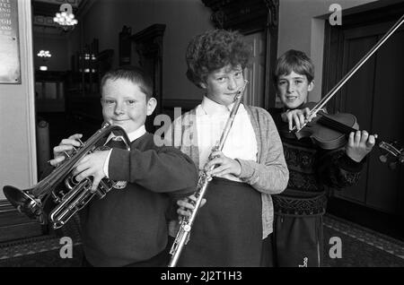 Kirklees Primary School Music Festival - Hunderte von Kirklees Primary Schoolkindern werden am nächsten oder zweiten Tag auf der Rathausplattform gesehen und gehört. Etwa 450 waren gestern Abend auf der Bühne und eine weitere ähnliche Anzahl wird ihre Plätze einnehmen, um das gepackte Publikum sowohl heute Abend als auch morgen Abend zu unterhalten. Etwa 40 Schulen nehmen Teil und neben dem Gesang gibt es Musikstücke sowie eine Orchester- und Blockflötengruppe. Kinder bei den Proben abgebildet. 12. Mai 1992. Stockfoto