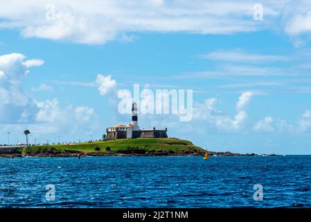 Blick auf das Meer von Forte da Barra in der Stadt Salvador, der Hauptstadt von Bahia in Brasilien, gegen den blauen Himmel. Stockfoto