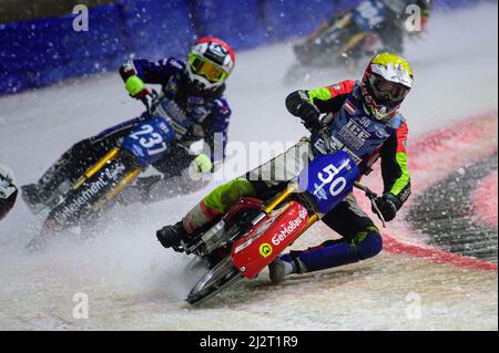 HEERENVEEN, NL. Harald Simon (50) (Gelb) führt Jimmy Hörrnell (237) (Rot) während des FIM Ice Speedway Gladiators World Championship Finals 4 bei der Eisbahn Thialf, Heerenveen, am Sonntag, den 3. April 2022 an. (Kredit: Ian Charles | MI News) Kredit: MI News & Sport /Alamy Live News Stockfoto