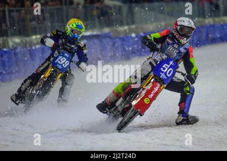 HEERENVEEN, NL. Harald Simon (50) (Weiß) führt Martin Hååruhiltunen (199) (Gelb) während des FIM Ice Speedway Gladiators World Championship Finals 4 bei der Eisbahn Thialf, Heerenveen, am Sonntag, 3. April 2022 an. (Kredit: Ian Charles | MI News) Kredit: MI News & Sport /Alamy Live News Stockfoto