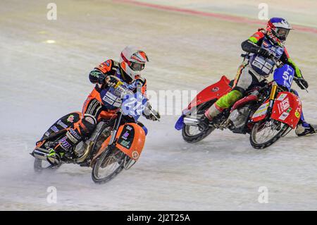 HEERENVEEN, NL. Harald Simon (50) (Blau) im Inneren von Lukas Hutla (212) (Weiß) während des FIM Ice Speedway Gladiators World Championship Finals 4 auf der Eisbahn Thialf, Heerenveen am Sonntag, 3. April 2022. (Kredit: Ian Charles | MI News) Kredit: MI News & Sport /Alamy Live News Stockfoto