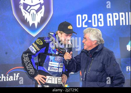 HEERENVEEN, NL. 199 gibt Jan De Rory ein kurzes Interview während des FIM Ice Speedway Gladiators World Championship Finals 4 auf der Eisbahn Thialf, Heerenveen am Sonntag, 3. April 2022. (Kredit: Ian Charles | MI News) Kredit: MI News & Sport /Alamy Live News Stockfoto