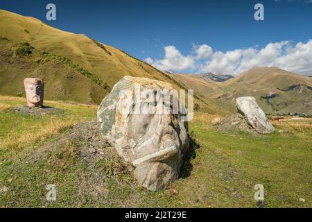 Steingesichter Skulpturen im Dorf Sno im Kaukasus, Georgien Stockfoto