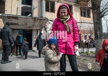 Mariupol, Ukraine. 03. April 2022. Eine Mutter und eine Tochter stehen vor ihrem zerstörten Haus. Der Kampf zwischen Russland und der Ukraine unter der Führung des Asow-Bataillons wird in der Hafenstadt Mariupol fortgesetzt. Kredit: SOPA Images Limited/Alamy Live Nachrichten Stockfoto