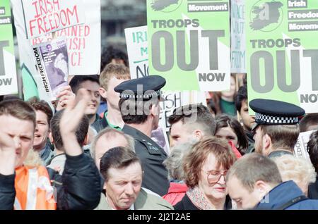 Irish Freedom Movement versucht, die irische in-Britain-Kundgebung für den Frieden, Hyde Park, London, Sonntag, 4.. April 1993, zu entführen. Die irische Kundgebung für den Frieden in Großbritannien war eine direkte Reaktion auf den Bombenangriff der IRA in Warrington, in der englischen Grafschaft von Cichhire (20.. März 1993), als zwei Jungen von Terroristen getötet wurden, war die Morde an zwei Unschuldigen für viele, die durch ihr Schweigen den bewaffneten Kampf unterstützt hatten, ein Schritt zu weit. Stockfoto